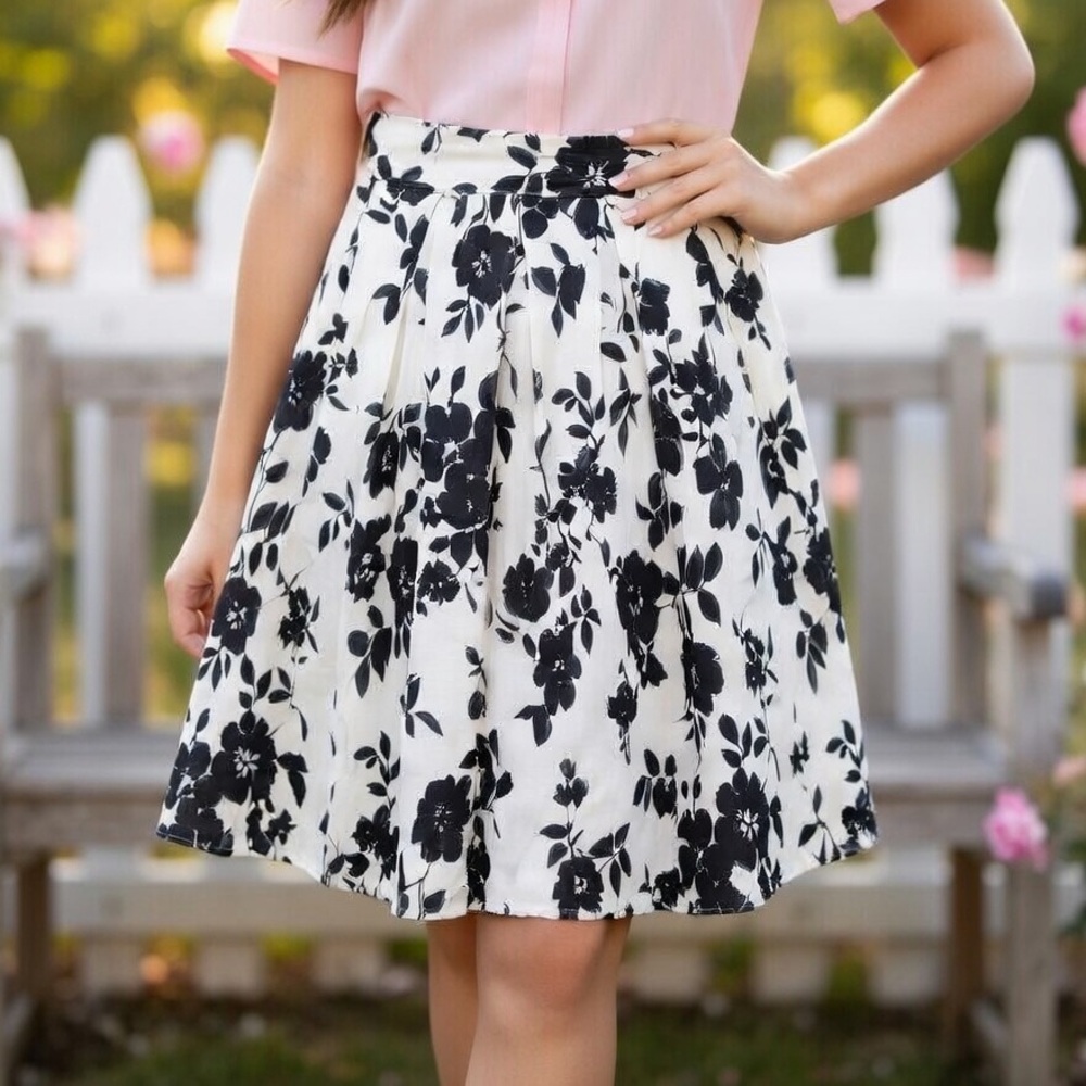 Black & White Floral Skirt – Classic & Versatile Style 🌼